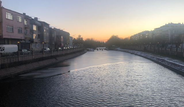 Porsuk Çayı’nda Kartpostallık Manzara: Yarısı Buz, Yarısı Su