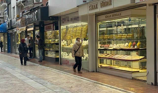 Sahte altın bozdururken yakalandı