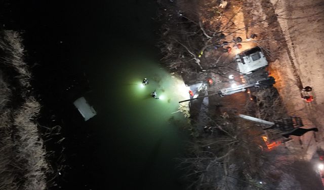 El Freni Çekilmeyen Araç Porsuk Çayı’na Düştü