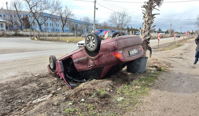 Yağışlı Havada Takla Atan Otomobildeki 3 Kişi Kazayı Yara Almadan Atlattı