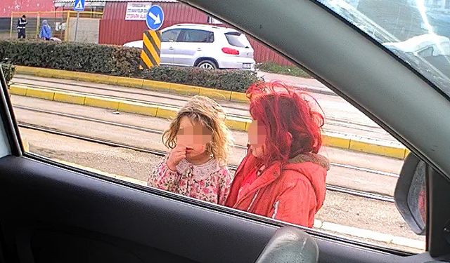 Eskişehir’de Soğuk Havaya Rağmen Dilencilik Yapan Kız Çocukları Yürekleri Burktu