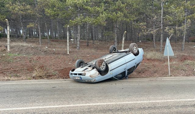Eskişehir’de Yağmur Sonrası Kayganlaşan Yolda Takla Atan Araçta 2 Kişi Yaralandı