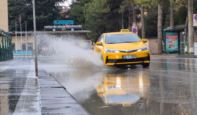 Eskişehir’de Sağanak Yağısı Trafiği Olumsuz Etkiledi