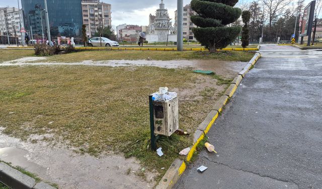 Eskişehir’de Altyapı Panosu Çöp Kutusuna Döndü