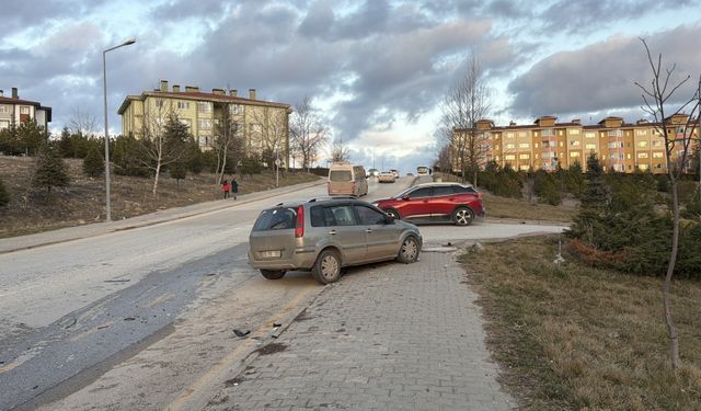 Belediye Otobüsü Zincirleme Kazaya Neden Oldu: 6 Yaralı