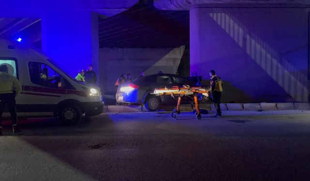 Eskişehir’de Otomobil Köprü Kolonuna Çarptı: 2 Yaralı