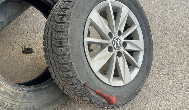 Eskişehir'de park halindeki 2 aracın lastikleri bıçakla patlatıldı