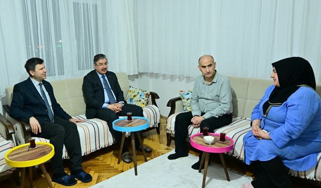 Vali Yılmaz, iftarda vatandaşın evine konuk oldu