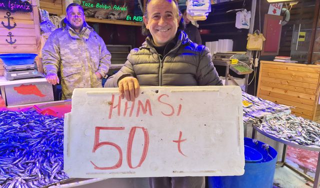 Hamsinin fiyatı 50 TL'ye kadar düştü, kuyruklar oluştu