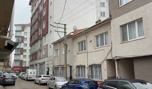 7'nci kattan atlayan adamın evinden eşinin cesedi çıktı