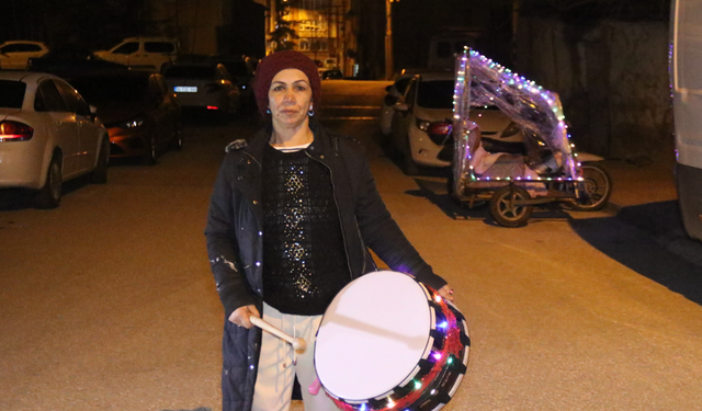 Rengarenk davulunu çalarak torununa ‘ışık' olmak istiyor