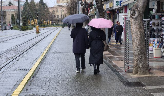Eskişehir’de Sağanak Etkili Oldu: Vatandaşlar Şemsiyeye Sarıldı