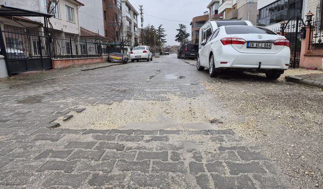 Ertuğrulgazi’de Bozuk Yollar Tepki Çekiyor! Sürücüler İsyanda