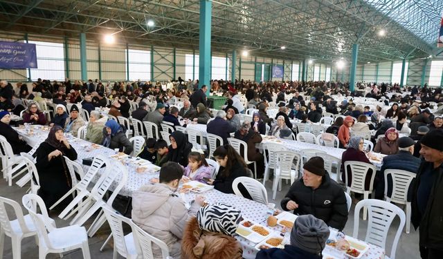 Başkan Kurt, 75.Yıl Mahallesi’nde binlerce vatandaşla buluştu