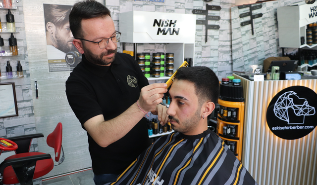 Kuaförlerin bayram tıraşı mesaisi sahura kadar uzuyor