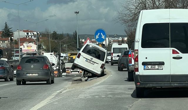 Eskişehir’de Akılalmaz Kaza: Hafif Ticari Araç Bariyerlerde Asılı Kaldı