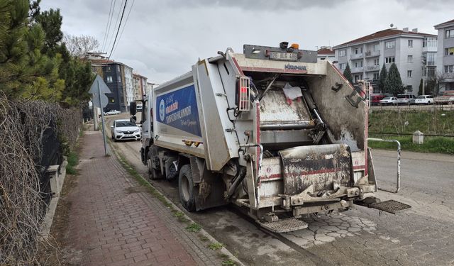 ‘Dur’ Levhasına Uymayan Otomobil Çöp Kamyonuna Çarptı
