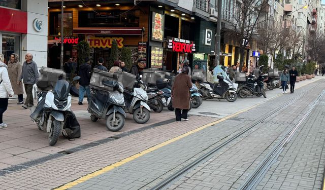 Kurye Motosikletleri Yaya Yolunu İşgal Etti