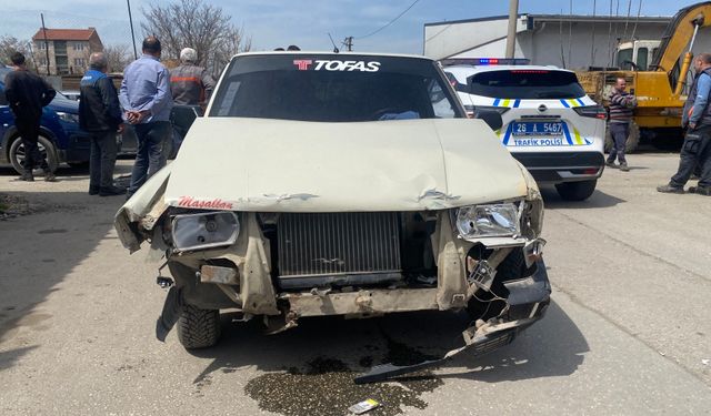 Eskişehir’de ara sokak çarpışması: 4 araç birbirine girdi