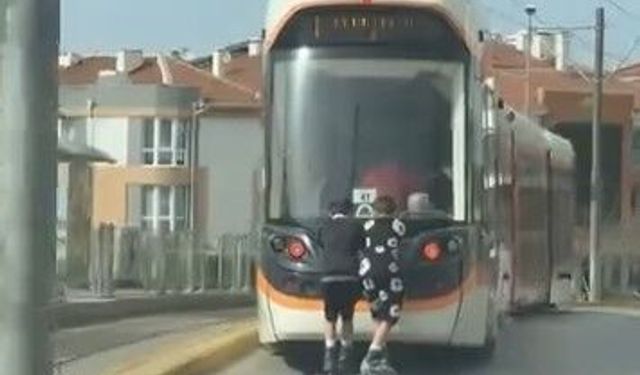 Tramvaya tutunan patenli çocukların tehlikeli yolculuğu kamerada