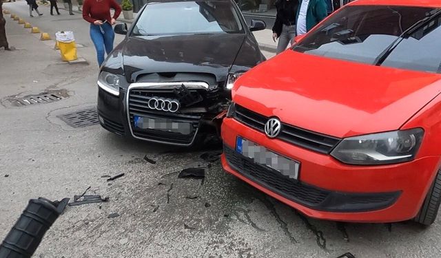 Eskişehir’de İki Aracın Çarpıştığı Kaza Kask Kamerasına Yansıdı