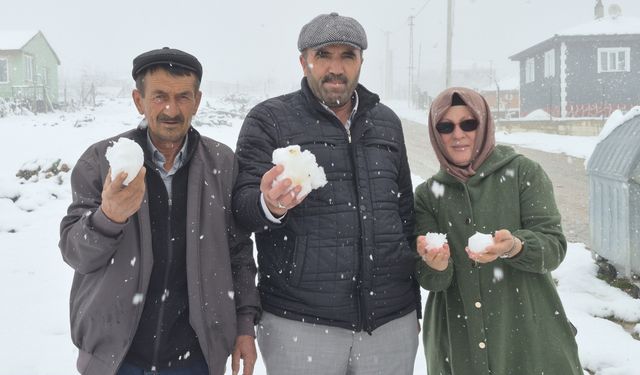 Nisan ayında kış geri döndü! Eskişehir’in o mahallesi beyaza büründü