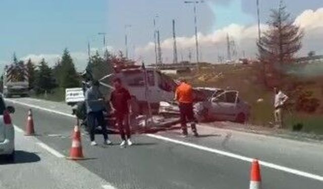 Eskişehir Ankara yolunda şerit çekme aracına otomobil çarptı