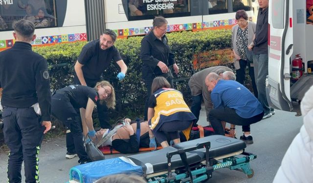 Eskişehir'de Kaldırımda Geri Giden Otomobilin Altında Kalan Yaya Yaralandı