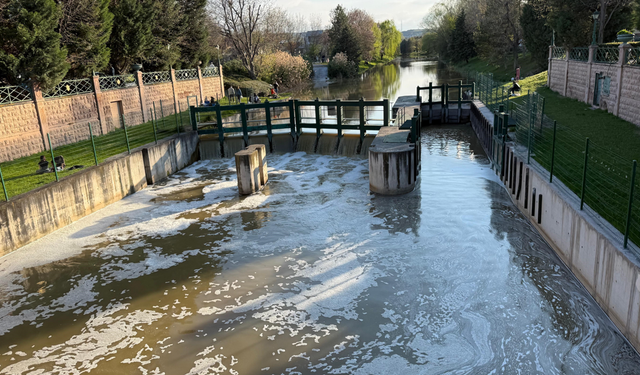 Porsuk Çayı'ndaki Gizemli Beyaz Köpükler Mahalleliyi Şaşırttı