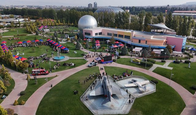 Bilimfest Eskişehir TÜBİTAK desteğiyle Sazova Parkı'nda bilim meraklılarını buluşturuyor