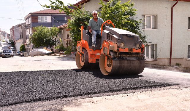 Tepebaşı’nda Birçok Mahallede Eş Zamanlı Asfalt ve Kaldırım Mesaisi Sürüyor