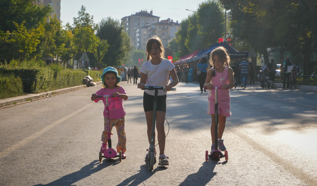 Atatürk Bulvarı Araç Trafiğine Kapatıldı: Eskişehirliler Akın Etti
