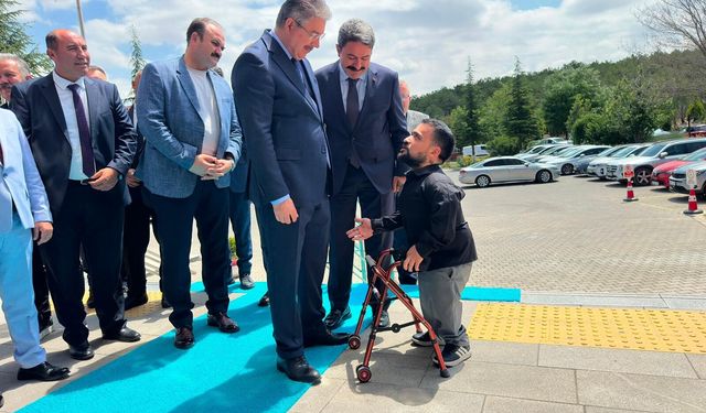 Vali Dr. Erdinç Yılmaz Eskişehir Gençlik ve Spor İl Müdürlüğünü ziyaret etti.