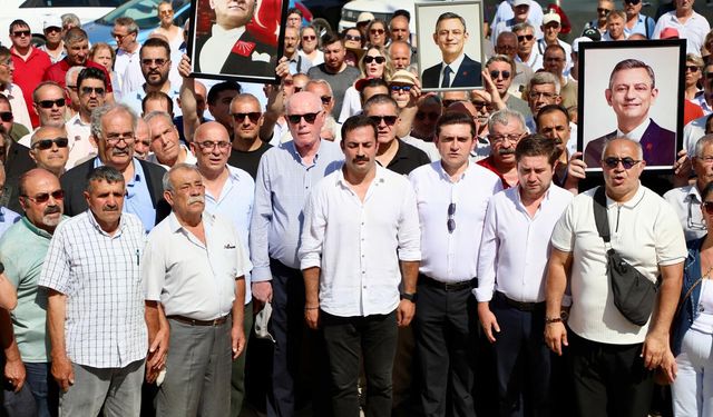 Talat Yalaz CHP İl binasının anahtarını seçim kurulu kapısına astı