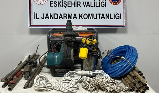 Eskişehir’de define arayan 5 kişi kaçak kazı yaparken yakalandı