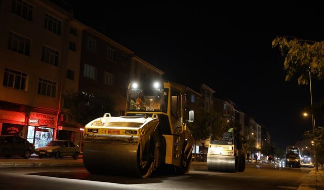 Eskişehir'de Bulvar ve Caddelere Gece Mesaisiyle Asfalt Ayarı