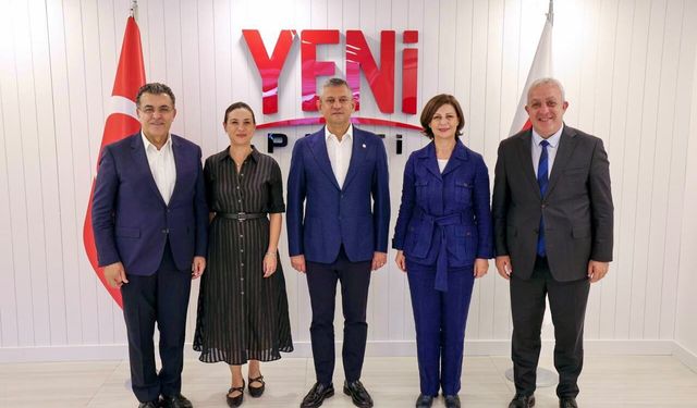 Ayşe Ünlüce, Yeni Parti Genel Başkanı Özgür Özel'i ziyaret etti