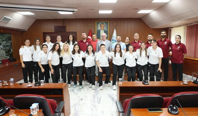 Odunpazarı Spor Kulübü Kadın Hentbol Takımı Başkan Kazım Kurt'u Ziyaret Etti