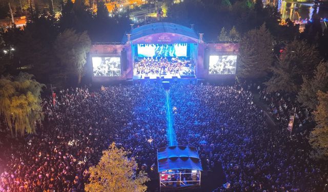Uluslararası Eskişehir Porsuk Festivali Mor ve Ötesi Konseriyle Sona Erdi