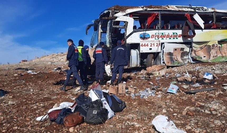 Afyonkarahisar'da yolcu otobüsü devrildi: 8 ölü, 33 yaralı