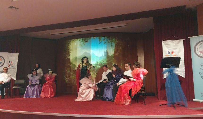 Eskişehir’de ‘zihinsel yetersiz öğrenciler’, William Shakespeare'in ‘Bir Yaz Gecesi Rüyası’ oyununu sahneledi