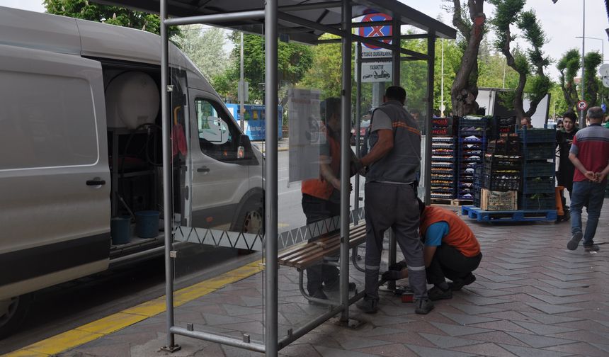Otobüs durağı vandalların hedefi oldu
