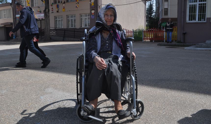 92 yaşındaki Zehra teyze: Oy kullanmak vatandaşlık vazifemiz