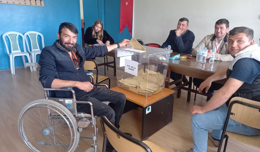 Tekerlekli sandalye ile sandık başına geldi