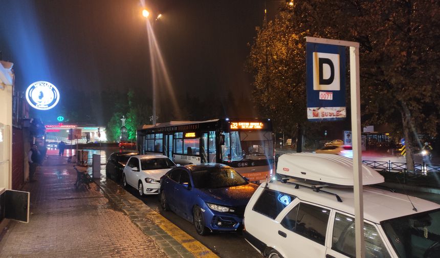 Bilinçsiz sürücüler otobüs duraklarını işgal ediyor