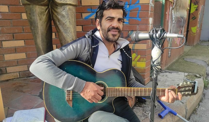 Yürüme engelli sanatçı şarkı söylemek için yaz-kış sokakta