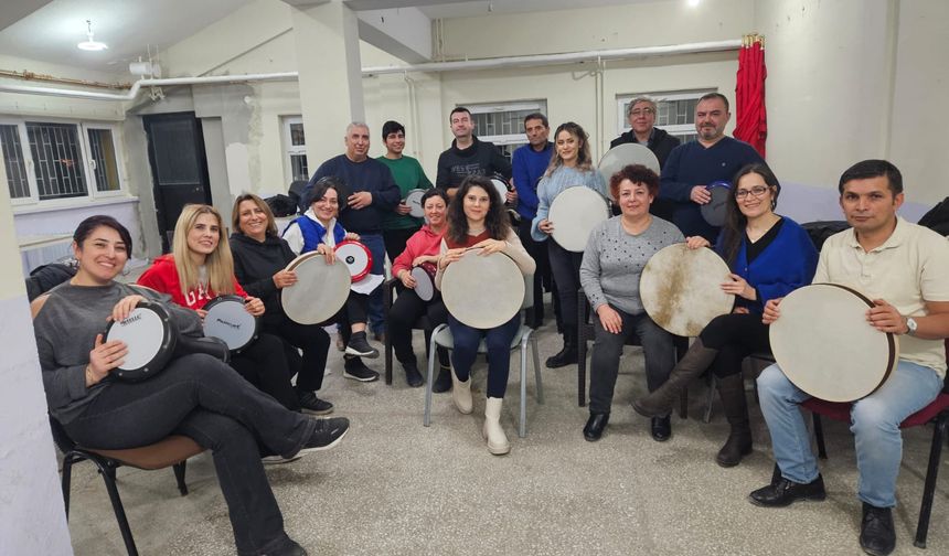 Seyitgazililer Türk Halk Müziği, Ritim ve Bağlama kurslarında hem öğreniyor, hemde eğleniyorlar