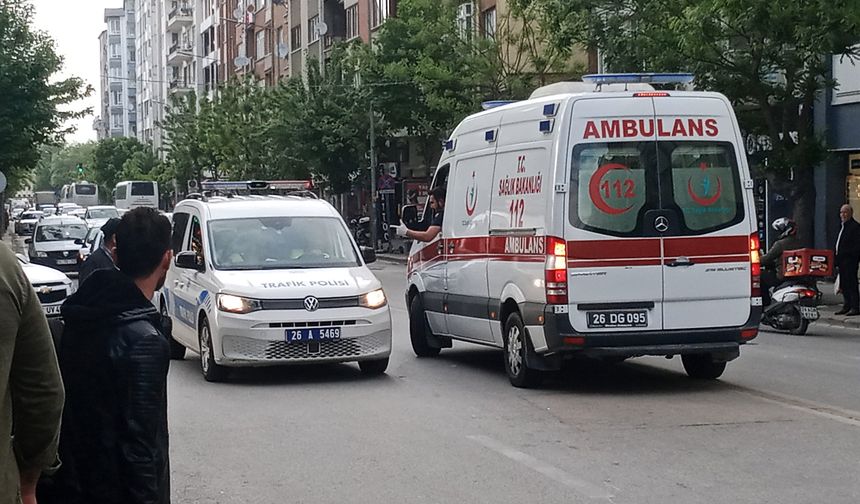 Eskişehir'de motosiklet bisiklete çarptı: 2 yaralı