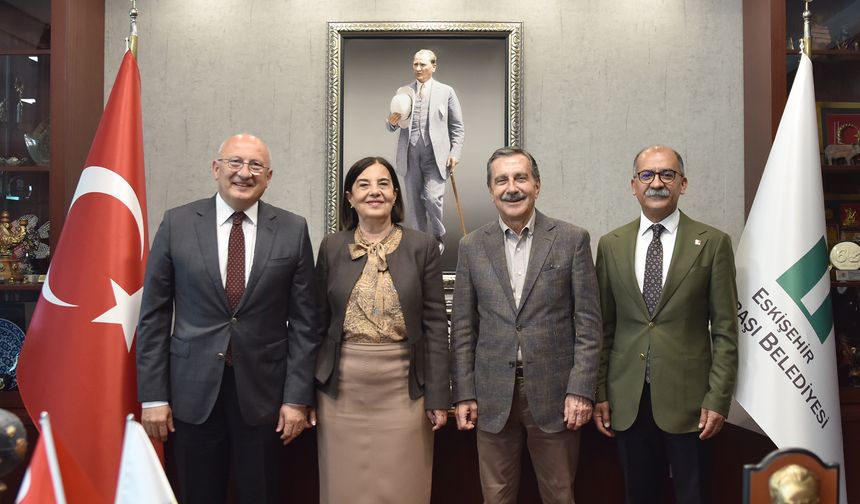 CHP Eskişehir Milletvekilleri Ahmet Ataç'ı kutladı