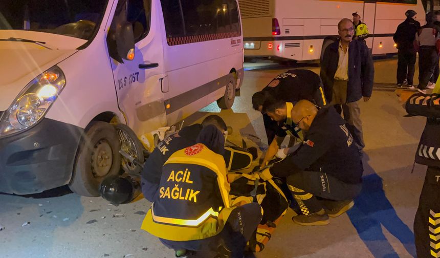 Eskişehir'de motosiklet, minibüse çarptı: 2 yaralı